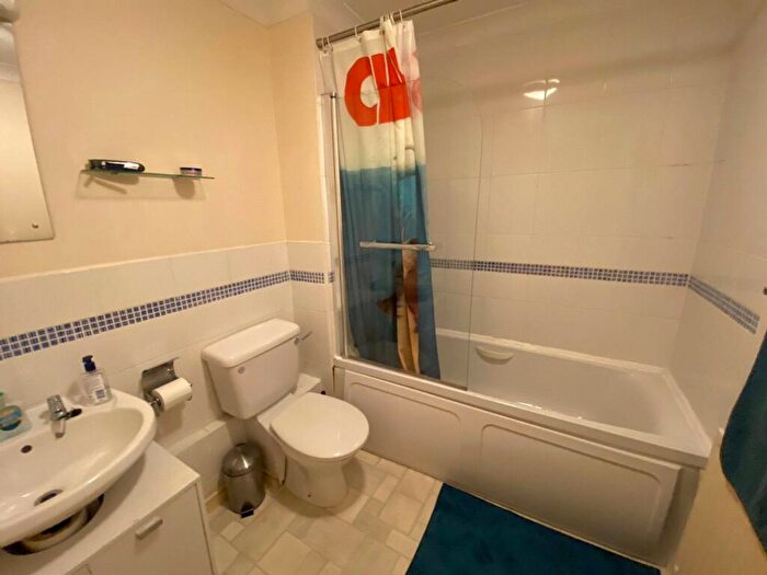 2 Bedroom Apartment To Rent In Warren Down, Bracknell, Berkshire, RG42