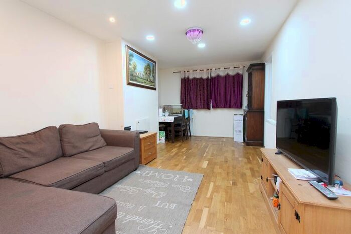 2 Bedroom Flat To Rent In Hazelmere Drive, Northolt, UB5