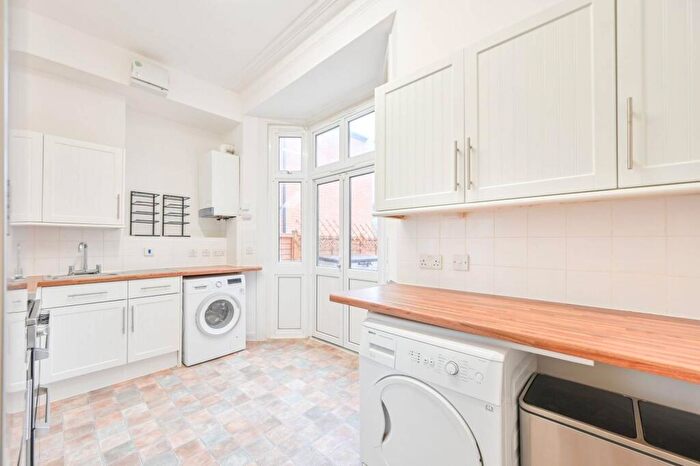 2 Bedroom Flat To Rent In Blenheim Gardens, Willesden Green, London, NW2