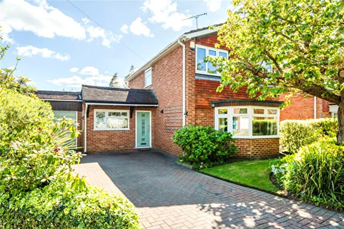 3 Bedroom Link Detached House For Sale In Wentworth Close, Farnham, Surrey, GU9
