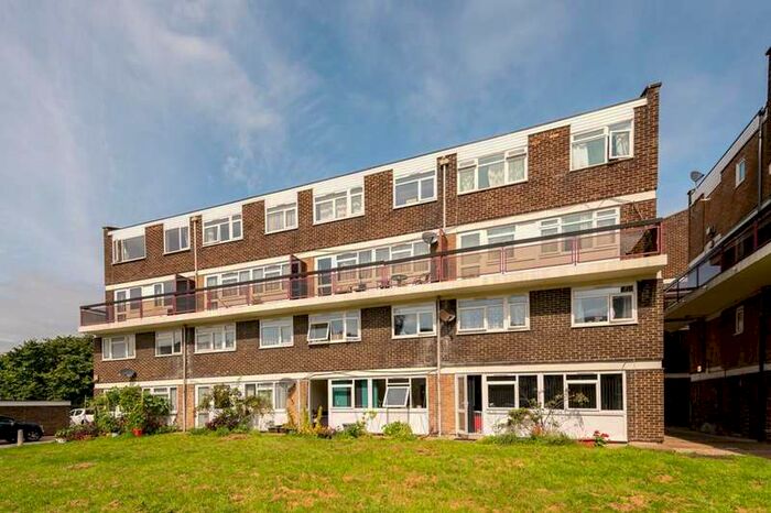 3 Bedroom Flat To Rent In Wessex Close, Kingston, KT1