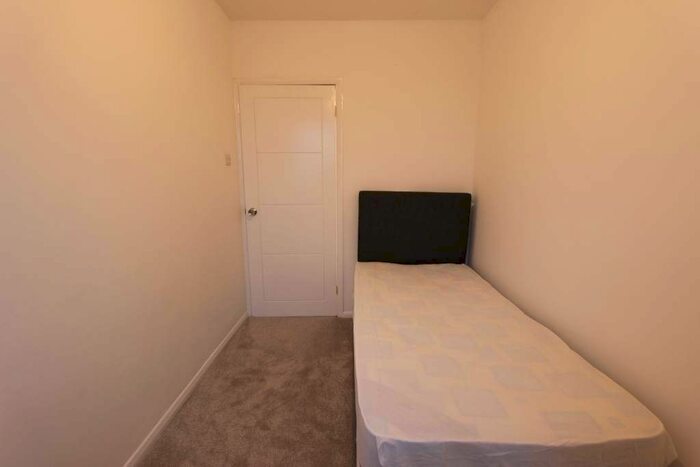 2 Bedroom Flat To Rent In Friern Park, London, N12