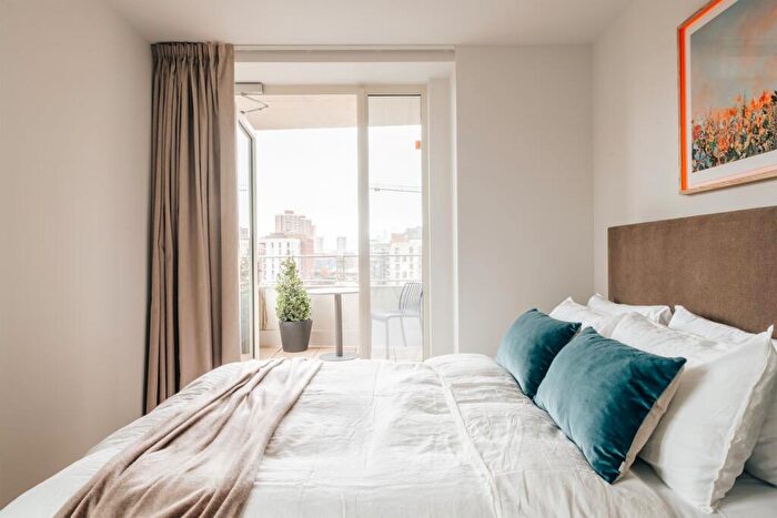 3 Bedroom Apartment To Rent In Davey Square, London, E9