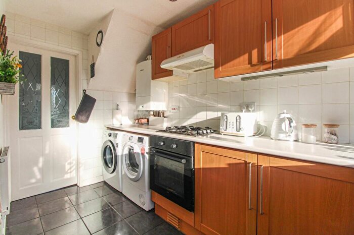 3 Bedroom Semi-Detached House For Sale In Winsford Avenue, Coventry, CV5