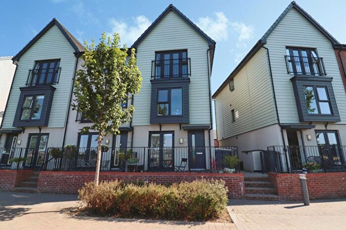 4 Bedroom Town House For Sale In Rhodfa Cambo, Barry, CF62