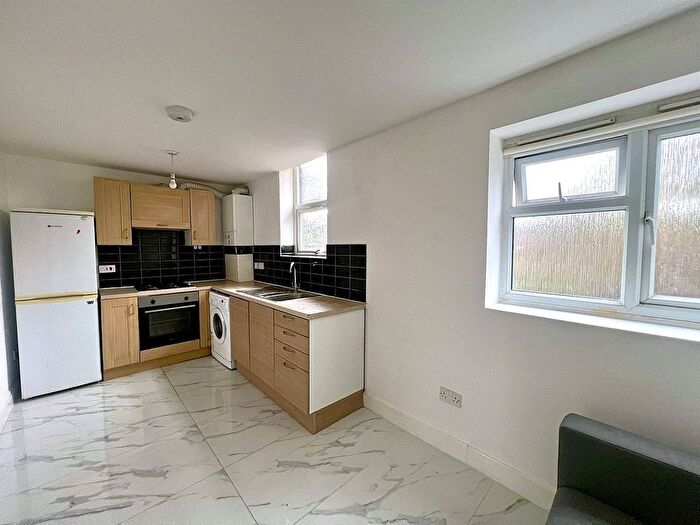 3 Bedroom Flat To Rent In Amersham Road, SE14