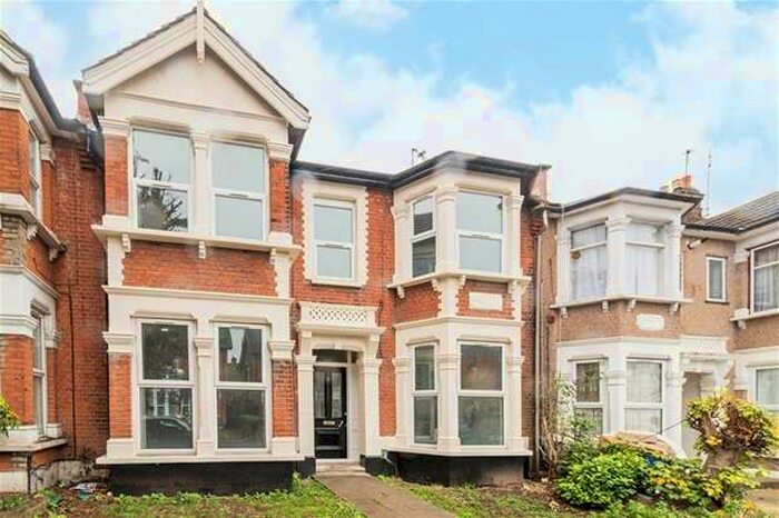 4 Bedroom House To Rent In Seymour Gardens, Ilford, IG1