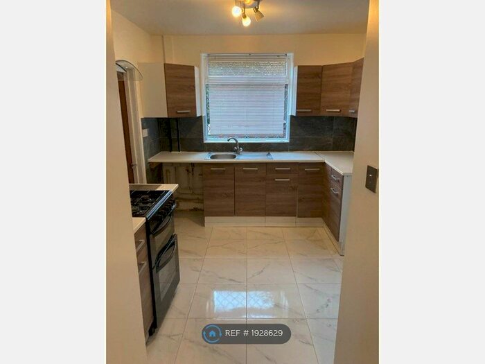 3 Bedroom Semi-Detached House To Rent In Newhall Bank, Leeds, LS10