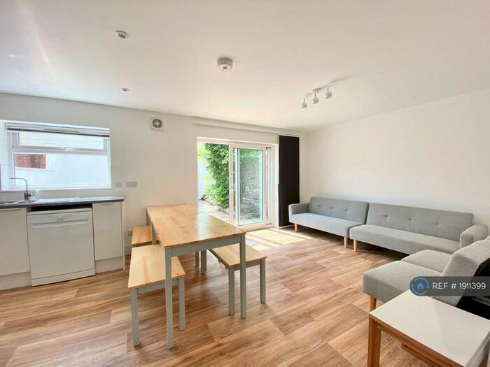 6 Bedroom Terraced House To Rent In Student House - Ashley Down Rd, Bristol, BS7