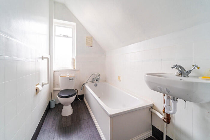 1 Bedroom Apartment For Sale In Mount View Road, Stroud Green, N4