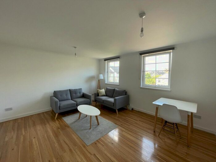 2 Bedroom Flat To Rent In James Square, Caledonian Crescent, Edinburgh, EH11