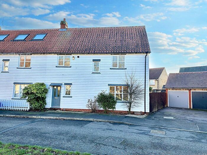 3 Bedroom Semi-Detached House For Sale In Hazel Close, Noak Bridge, SS15