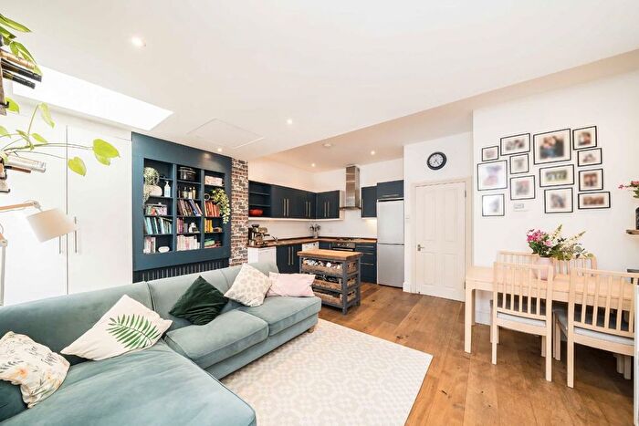 2 Bedroom Flat For Sale In West Hill, Wandsworth, SW18