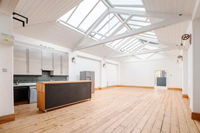 2 Bedroom Flat To Rent In Cross Street London, N1