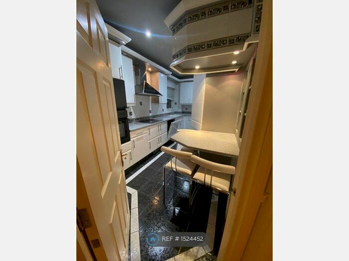 3 Bedroom Semi-Detached House To Rent In Henderson Court, London, N12