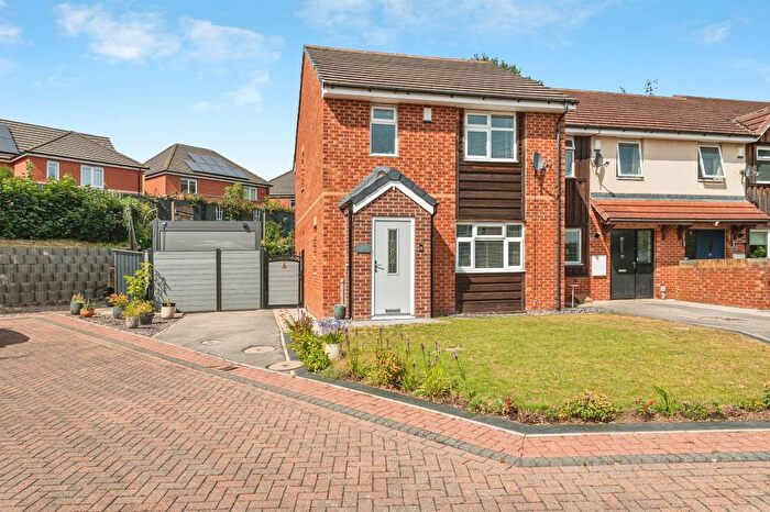 3 Bedroom End Of Terrace House For Sale In Tavistock Way, Wakefield, WF2