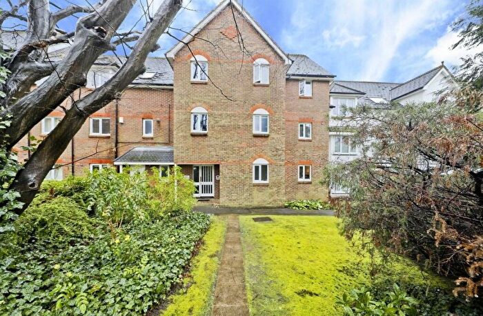 2 Bedroom Flat To Rent In Pinner, HA5