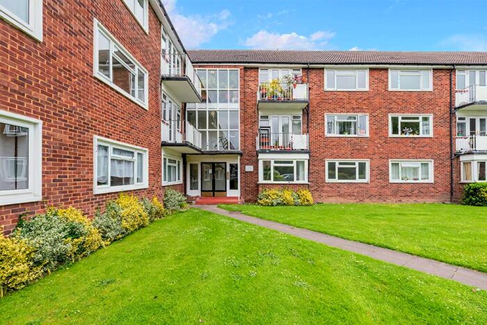 3 Bedroom Flat To Rent In Lovelace Gardens, Surbiton, KT6