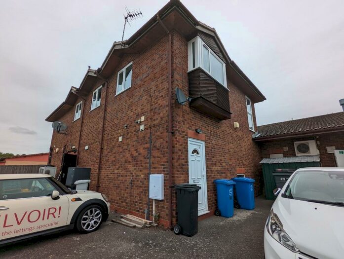 3 Bedroom Flat To Rent In Brambleside, Brambleside, Kettering, NN16