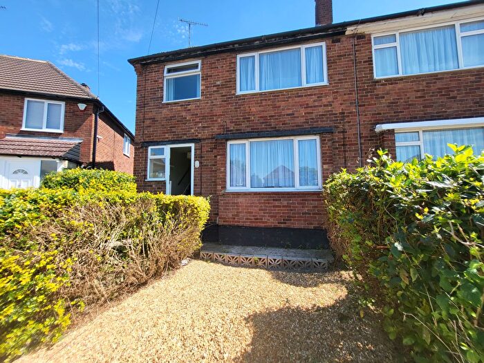 3 Bedroom Semi-Detached House To Rent In Cotswold Gardens, Luton, LU3