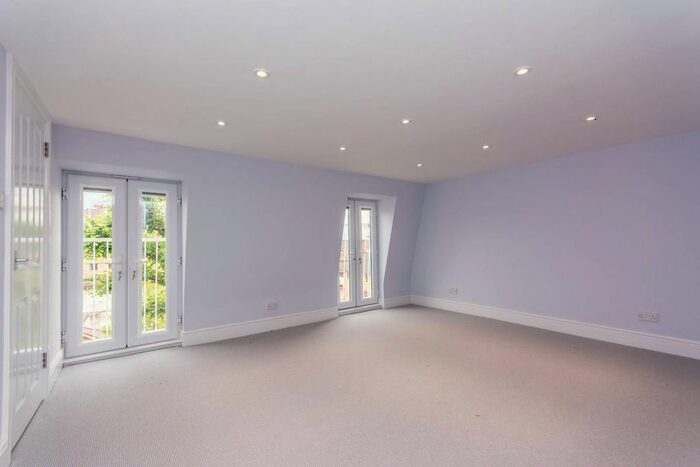 2 Bedroom Flat To Rent In Lime Grove, Shepherd's Bush, London, W12