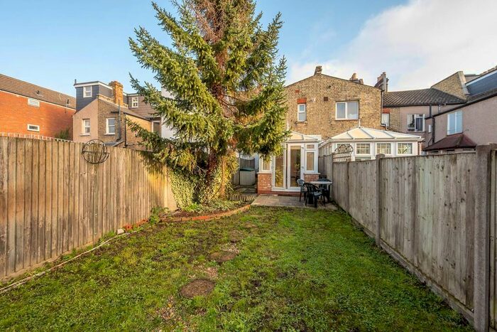 2 Bedroom Flat To Rent In Gladstone Road, Wimbledon, London, SW19