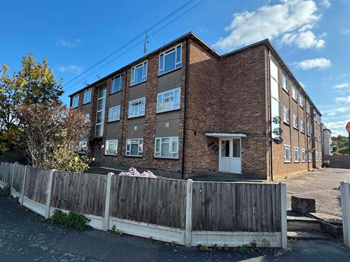 2 Bedroom Flat For Sale In Marina Avenue, Rayleigh, SS6
