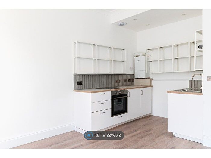 2 Bedroom Flat To Rent In Calder Street, Glasgow, G42