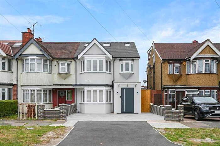 4 Bedroom End Of Terrace House For Sale In Malvern Avenue, Harrow, HA2