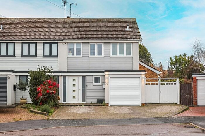 3 Bedroom Semi Detached House For Sale In Windsor Way, Rayleigh, SS6