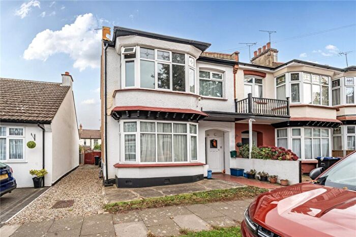 2 Bedroom Apartment For Sale In Inverness Avenue, Westcliff-on-Sea, Essex, SS0