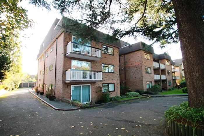 2 Bedroom Flat To Rent In Copperfields, Beckenham, BR3