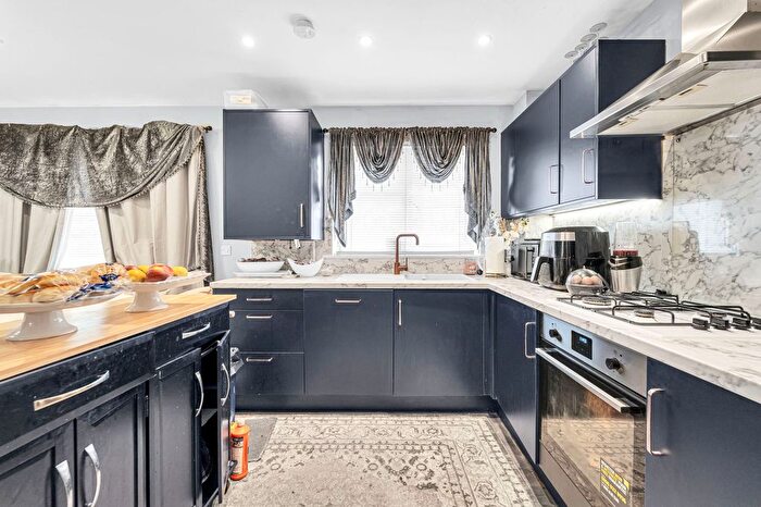 2 Bedroom Flat For Sale In Monument Road, Woking, GU21