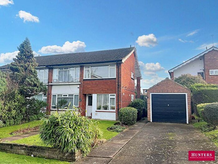 2 Bedroom Flat For Sale In Friern Mount Drive, London, N20