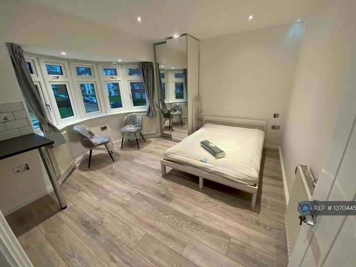 Studio To Rent In Friern Park, London, N12