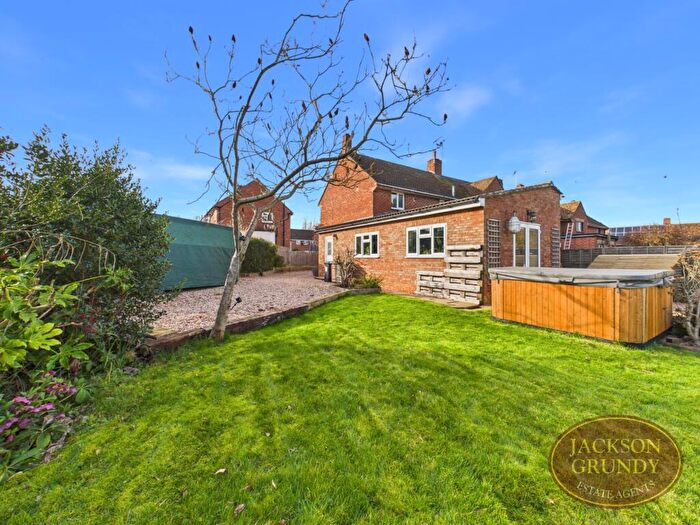 4 Bedroom End Of Terrace House For Sale In Oaklands, Weedon, NN7