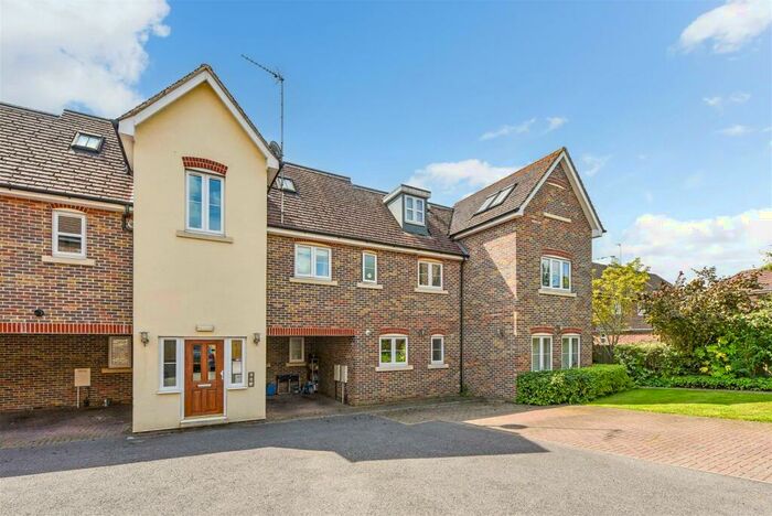 2 Bedroom Flat To Rent In Flat Towngate, Petersfield, Hampshire, GU32