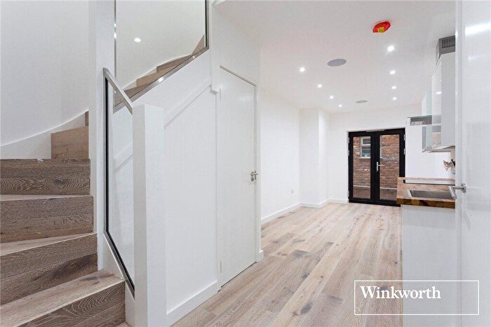 1 Bedroom Apartment To Rent In Siamese Mews, Finchley, London, N3