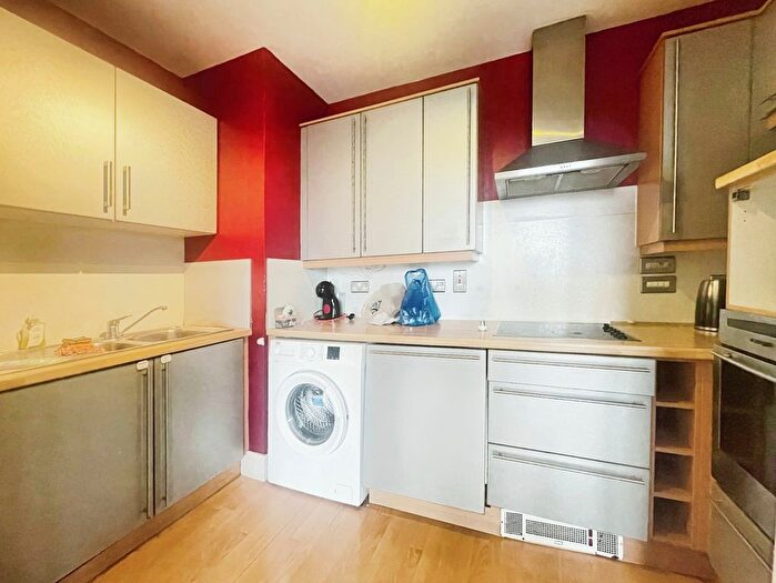 2 Bedroom Flat To Rent In Queen Street, Cardiff, CF10