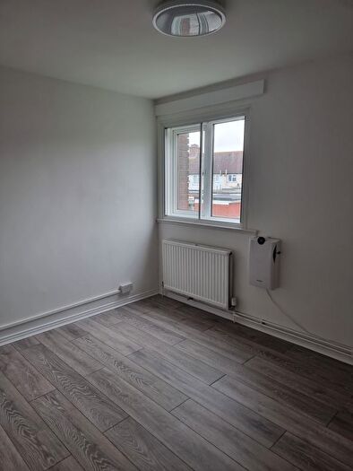 2 Bedroom Flat To Rent In Sandown Close, Hounslow, TW5