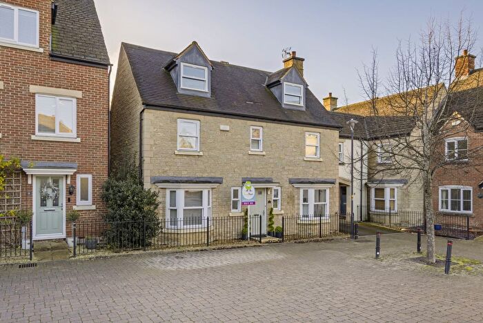 4 Bedroom Detached House For Sale In Ironstone Close, Swindon, SN25