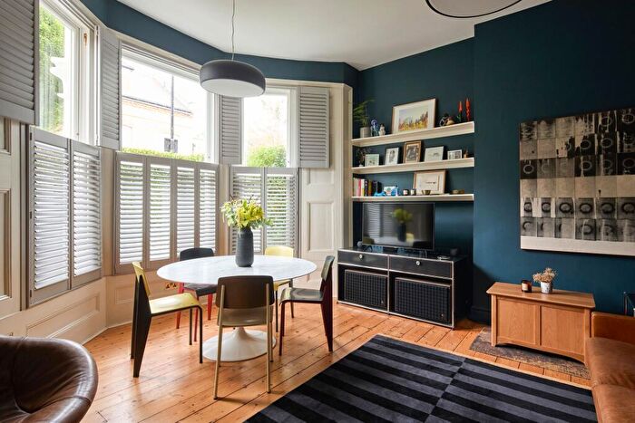 2 Bedroom Flat For Sale In Adolphus Road Finsbury Park, London, N4