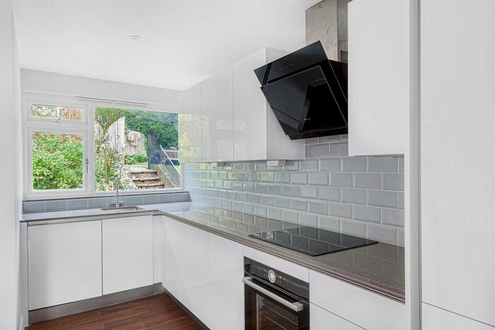 3 Bedroom Apartment To Rent In Giles Coppice, SE19