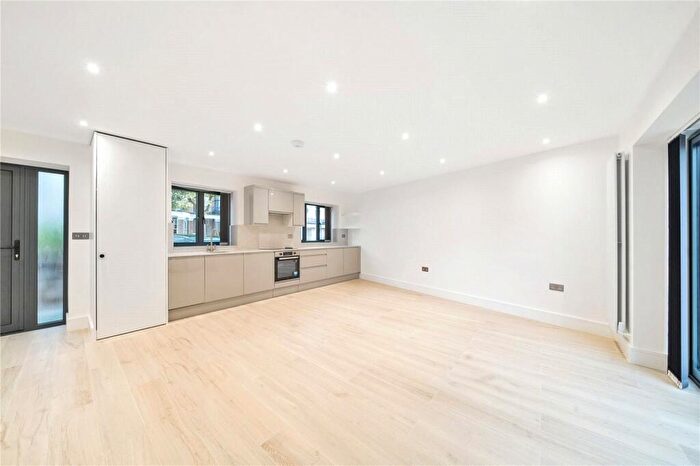 2 Bedroom Bungalow To Rent In Muswell Avenue, London, N10