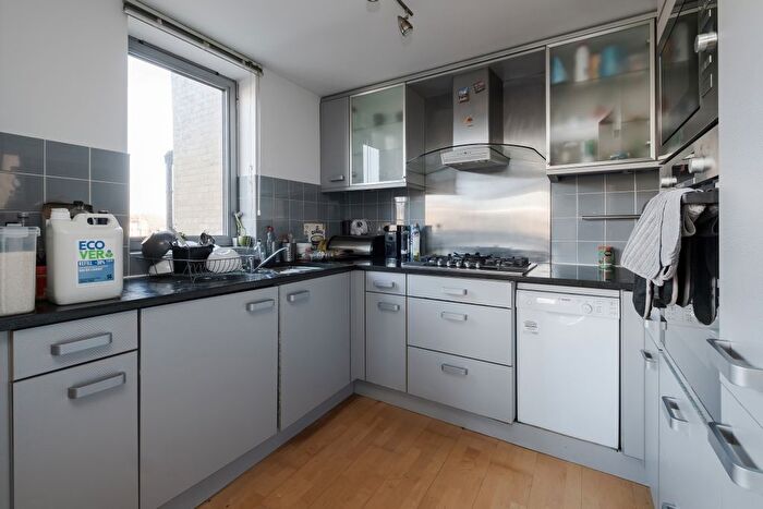 3 Bedroom Flat To Rent In Naoroji Street, London, WC1X