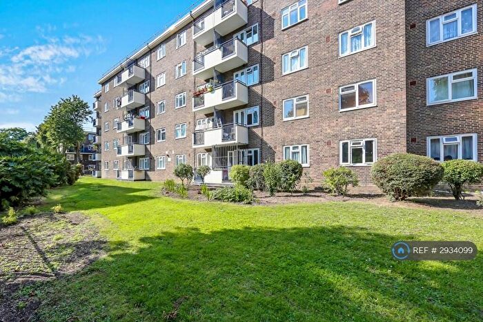 3 Bedroom Flat To Rent In Sylvia Court, London, N1