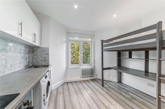 Studio To Rent In Warwick Road, London, SW5