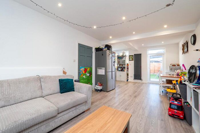 3 Bedroom End Of Terrace House For Sale In Chestnut Close, Carshalton, SM5