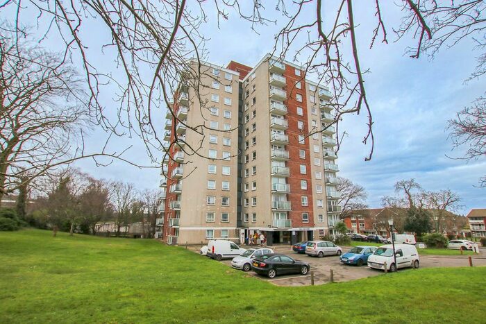 2 Bedroom Flat To Rent In Basinghall Gardens, Sutton, SM2