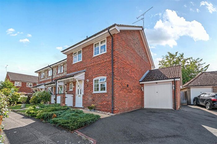3 Bedroom End Of Terrace House For Sale In Ryves Avenue, Yateley, GU46